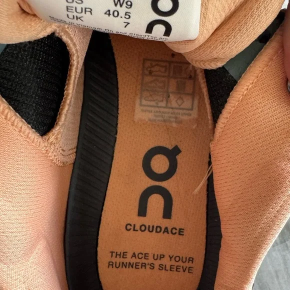 On Running Blue Athletic Shoes with Breathable Mesh and Sleek Design - Picture 8 of 8